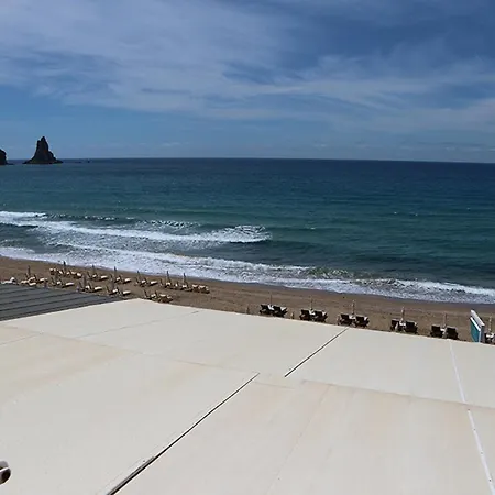 Апартаменты The Harmony - Beachfront Sea View